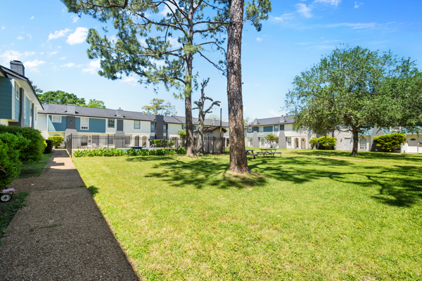 Kings Manor Townhomes community grounds — townhome for rent in Alvin, TX