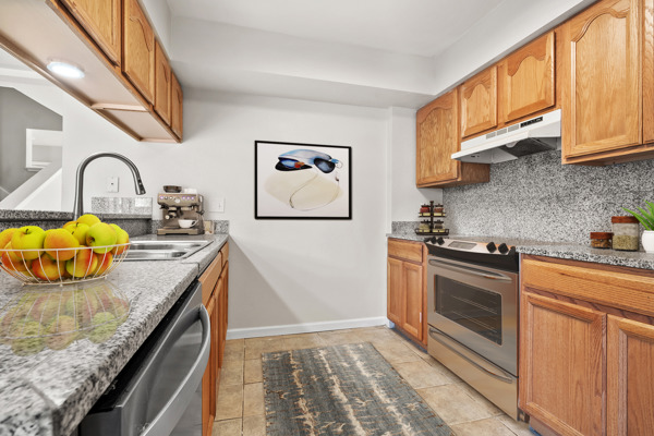 Kings Manor Townhomes kitchen staged — townhome for rent in Alvin, TX