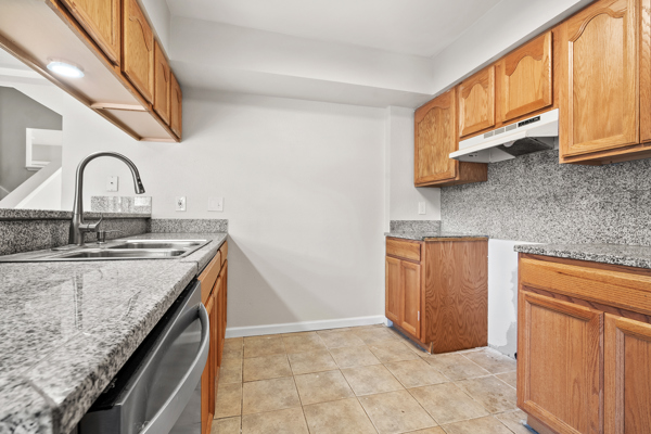 Kings Manor Townhomes kitchen empty — townhome for rent in Alvin, TX