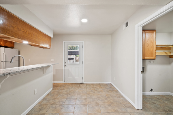 Kings Manor Townhomes dining entry — townhome for rent in Alvin, TX