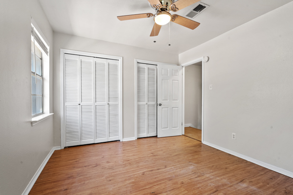 Kings Manor Townhomes bedroom closets — townhome for rent in Alvin, TX