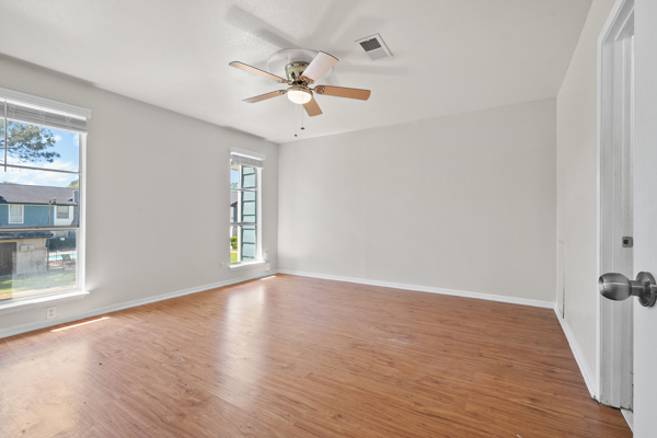 Kings Manor Townhomes bedroom light — townhome for rent in Alvin, TX