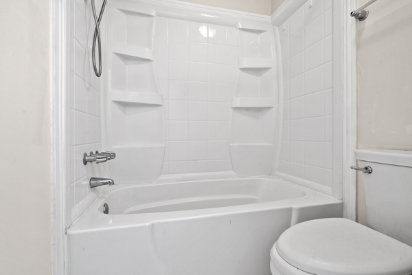 Kings Manor Townhomes bathroom tub — townhome for rent in Alvin, TX