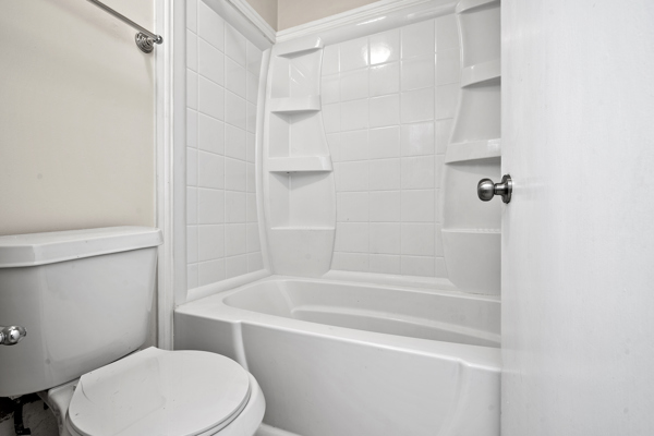 Kings Manor Townhomes bathroom tub alt — townhome for rent in Alvin, TX